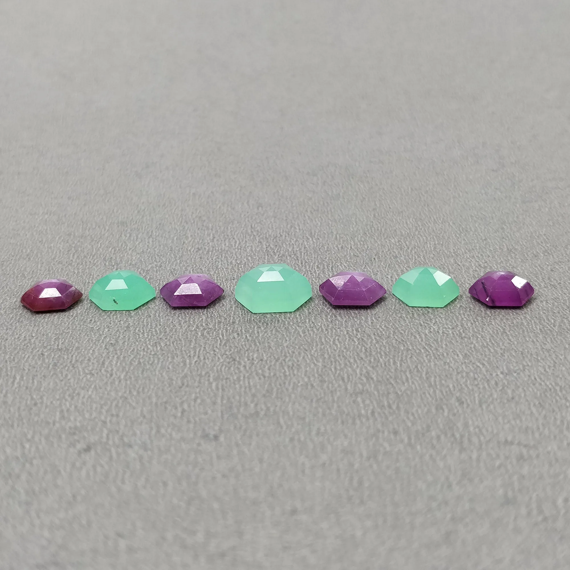 Green CHRYSOPRASE & Raspberry SAPPHIRE Gemstones Step Cut : 19.53cts Natural Untreated Hexagon Shape 9*8mm - 12*10mm 7pcs